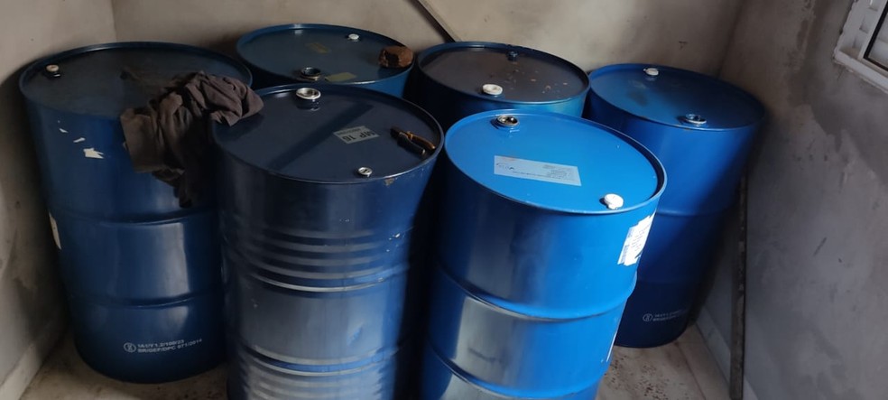Ao todo, foram apreendidos 3.125 litros de óleo diesel e 100 litros de gasolina — Foto: Polícia Ambiental