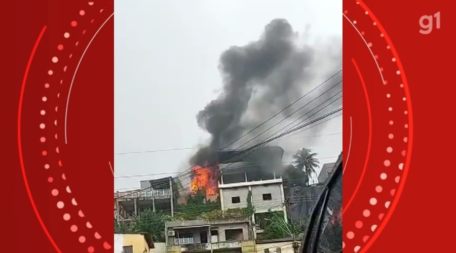 Casa pega fogo em área de difícil acesso na Zona Sul de Manaus e mobiliza bombeiros