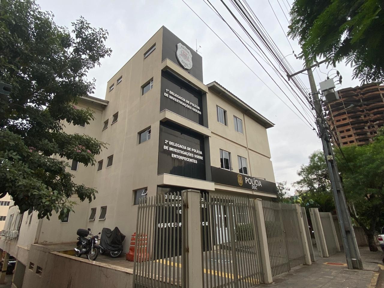 Irmãos são presos suspeitos de agredir e atirar contra clientes de bar após discussão em Presidente Prudente