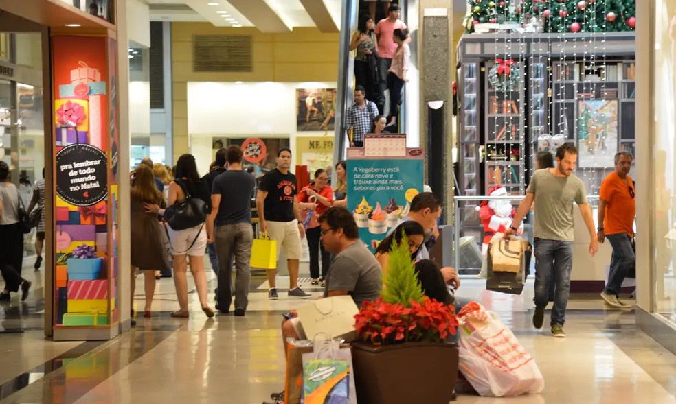 Imagem de arquivo mostra pessoas em shopping — Foto: Valter Campanato/Agência Brasil