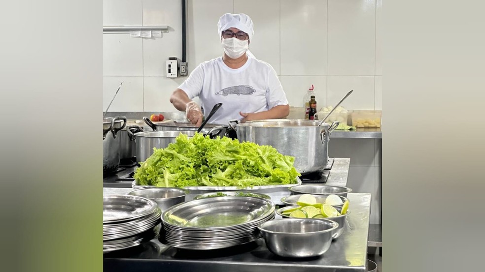 A chef Ana Maria comanda os trabalhos em uma peixaria de Santar&eacute;m &mdash; Foto: Arquivo Pessoal