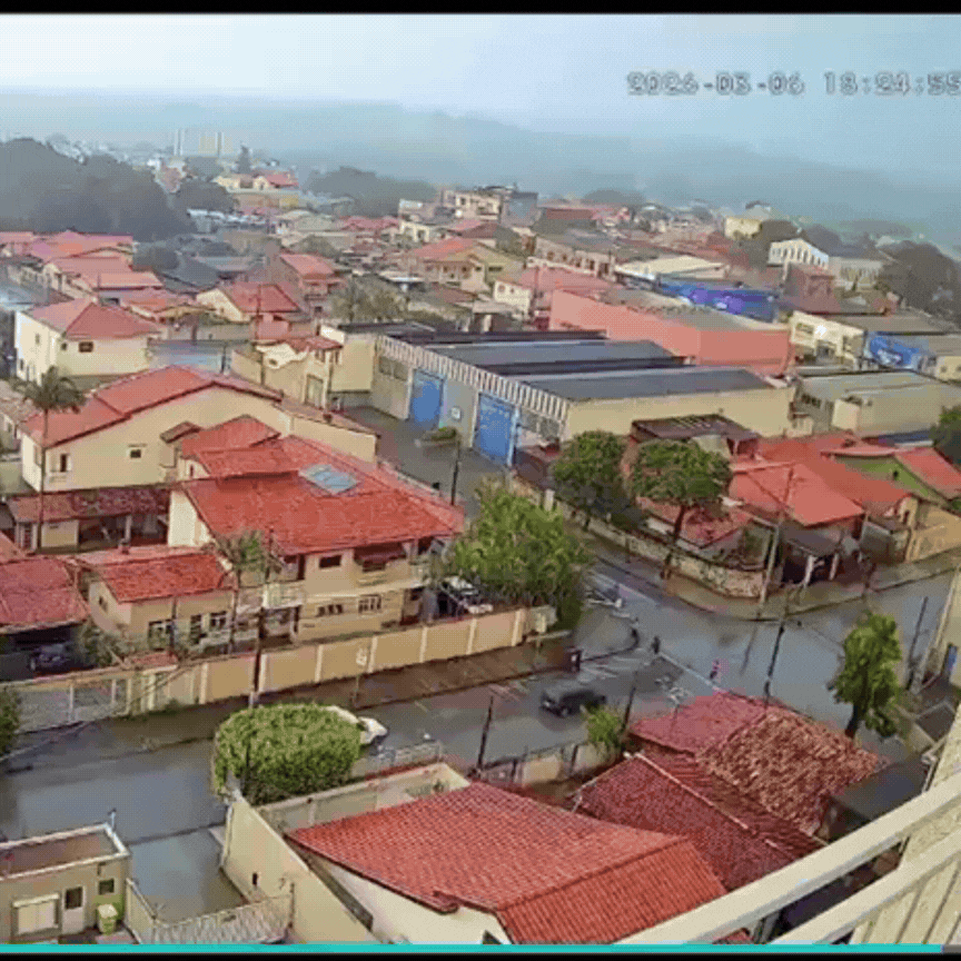 VÍDEO: câmera flagra raio atingindo casa durante temporal em Sorocaba