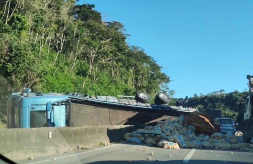 Caminhão de batata tomba, invade pista contrária e atinge pelo menos dois carros na Via Dutra