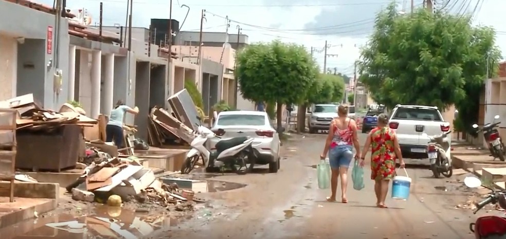 Moradores distribuem água potável para vizinhos que tiveram casas invadidas após chuva em Picos, no Piauí — Foto: Reprodução
