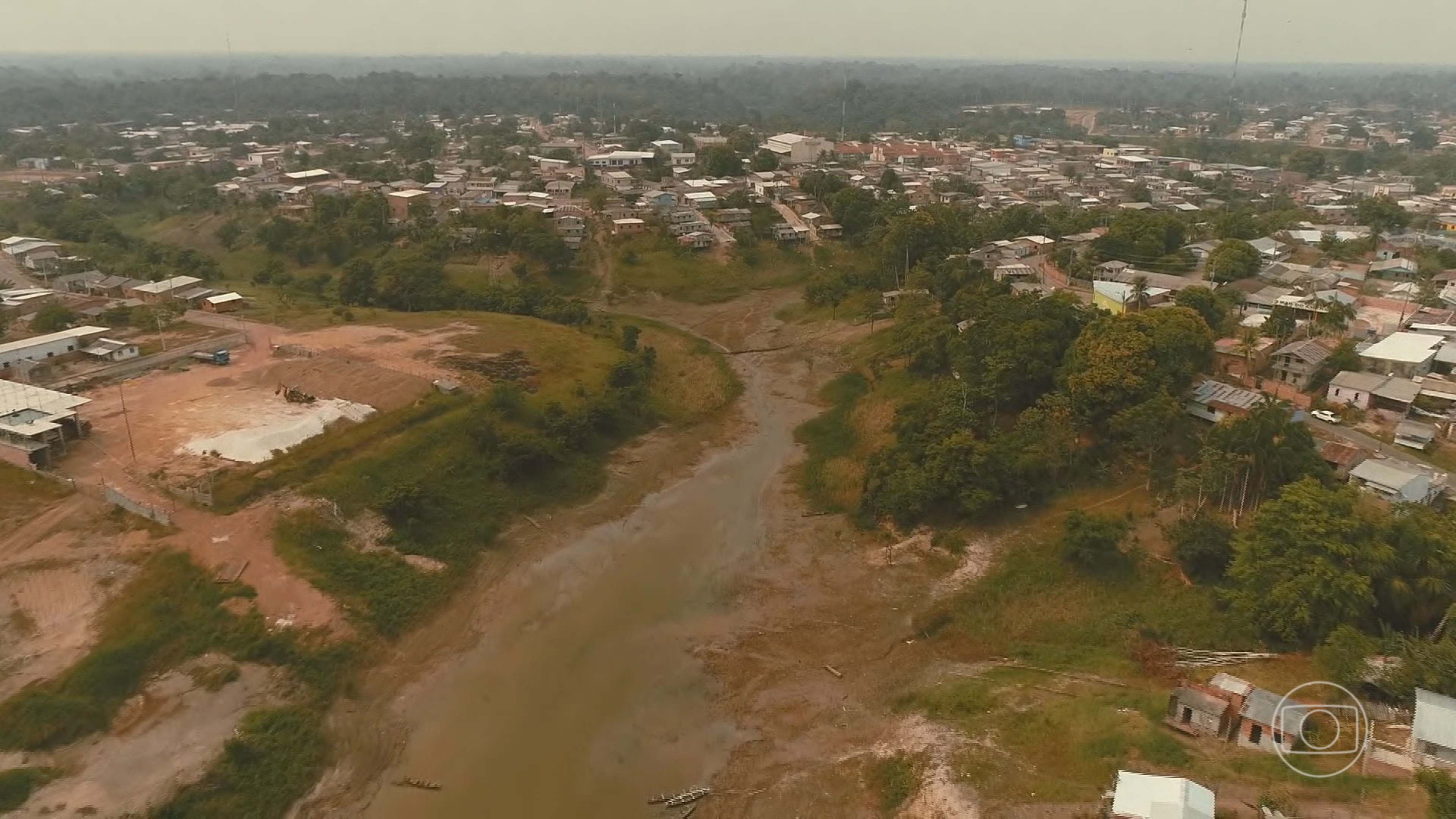 Comunidades ribeirinhas do Amazonas enfrentam dificuldade para conseguir água potável por causa da seca extrema