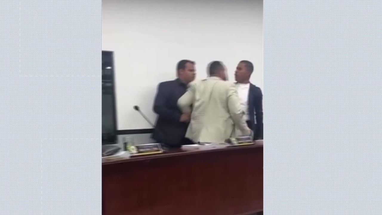 VÍDEO: Vereadores trocam empurrões durante discussão em sessão em Tomar do Geru