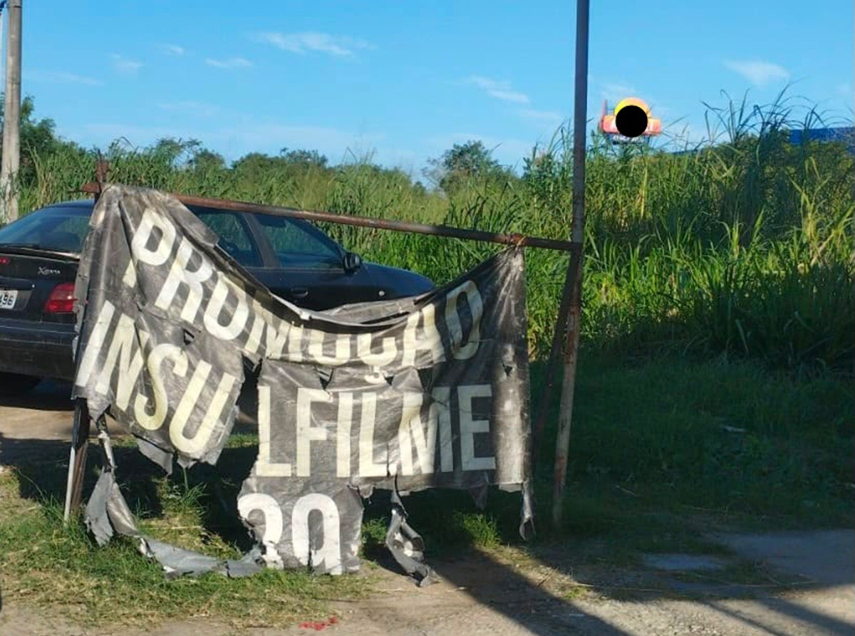 Fiscalização retira faixas e placas irregulares às margens da RJ-124, em Araruama