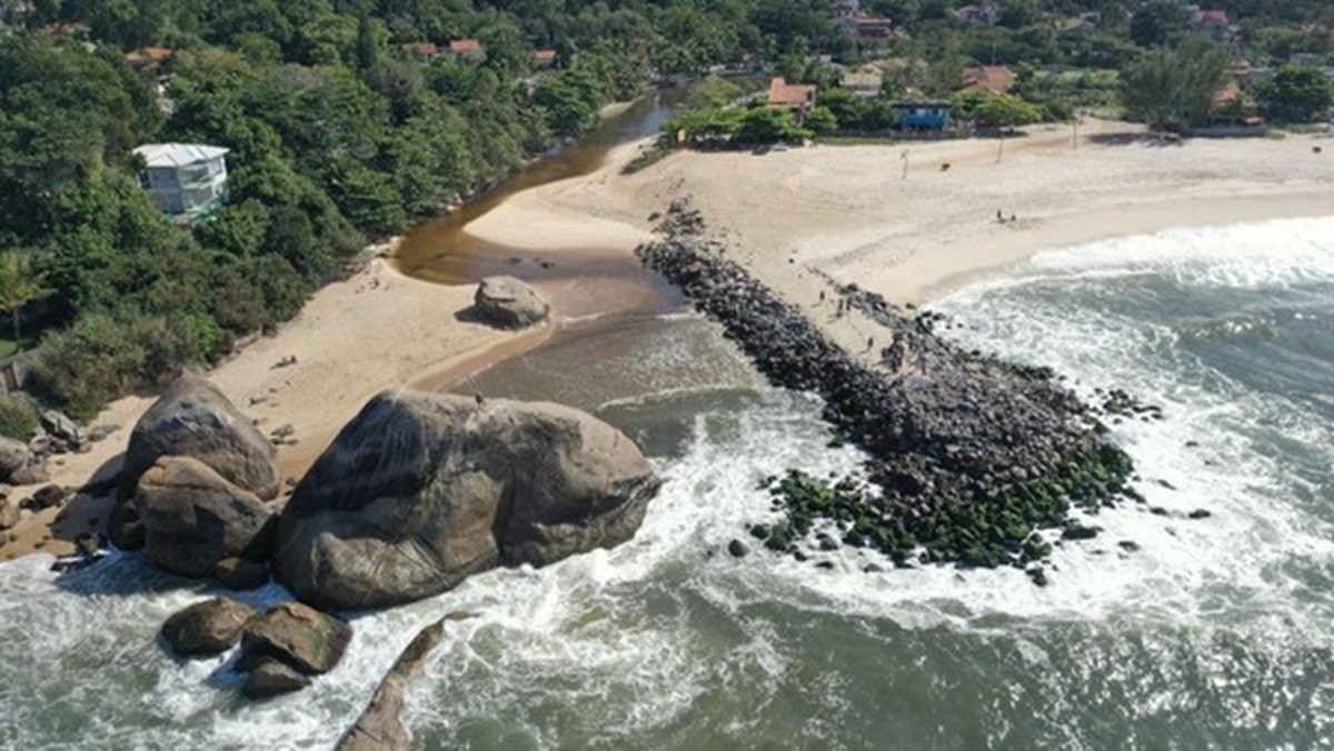 Adolescente de 15 anos é resgatada no mar em Itaipuaçu, em Maricá