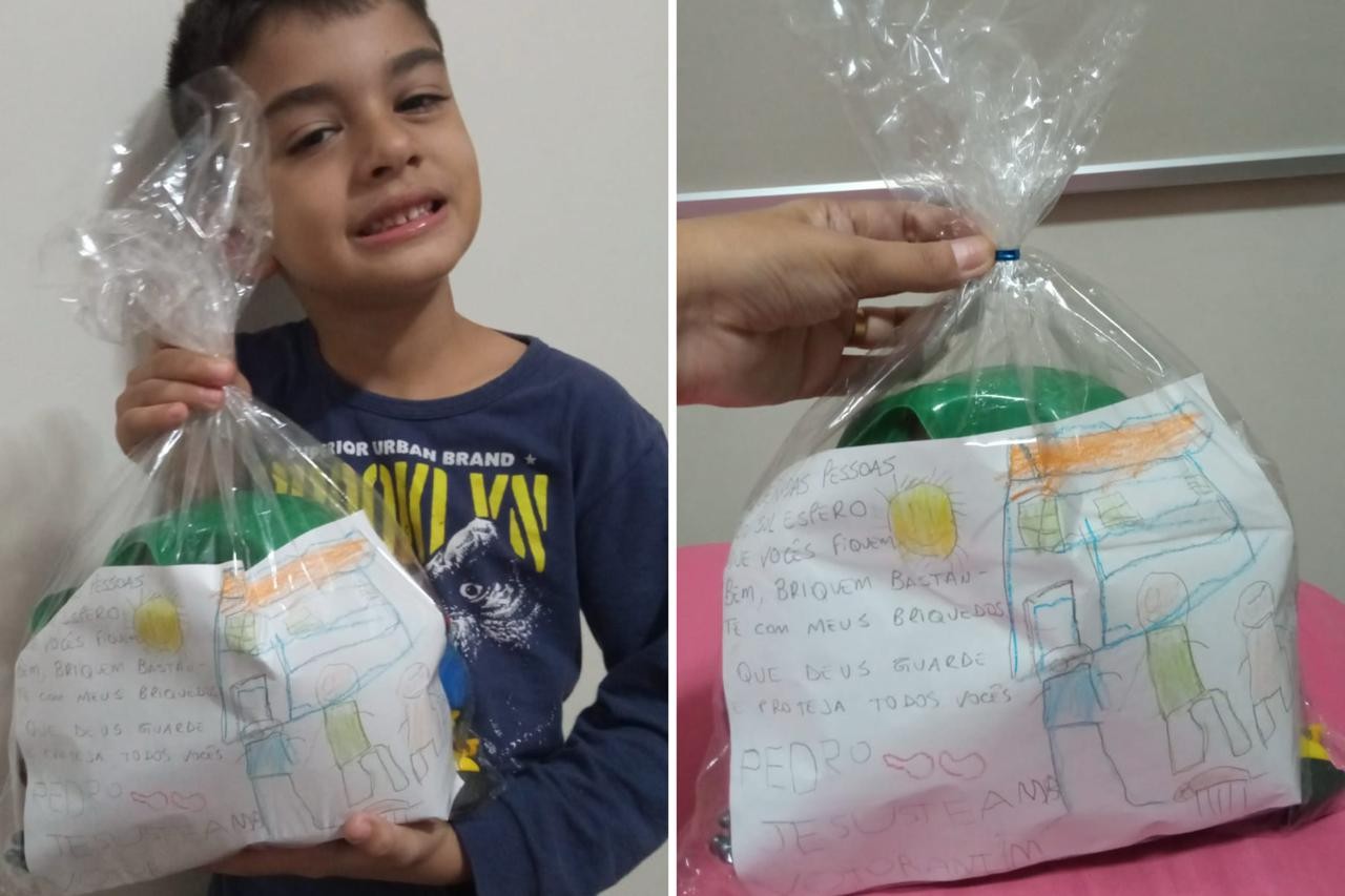 Menino de 5 anos participa de ação em escola, doa brinquedos e 'escreve' cartinha para crianças do RS: 'Que Deus proteja todos vocês' 