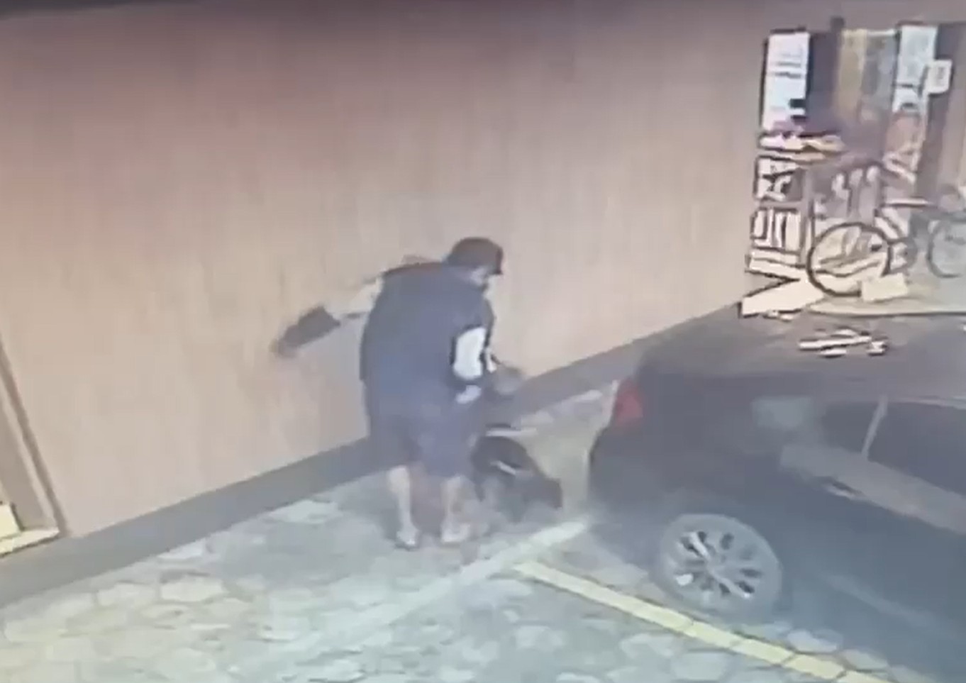 Homem prende cão em carro estacionado e motorista arrasta animal sem perceber em SC; VÍDEO