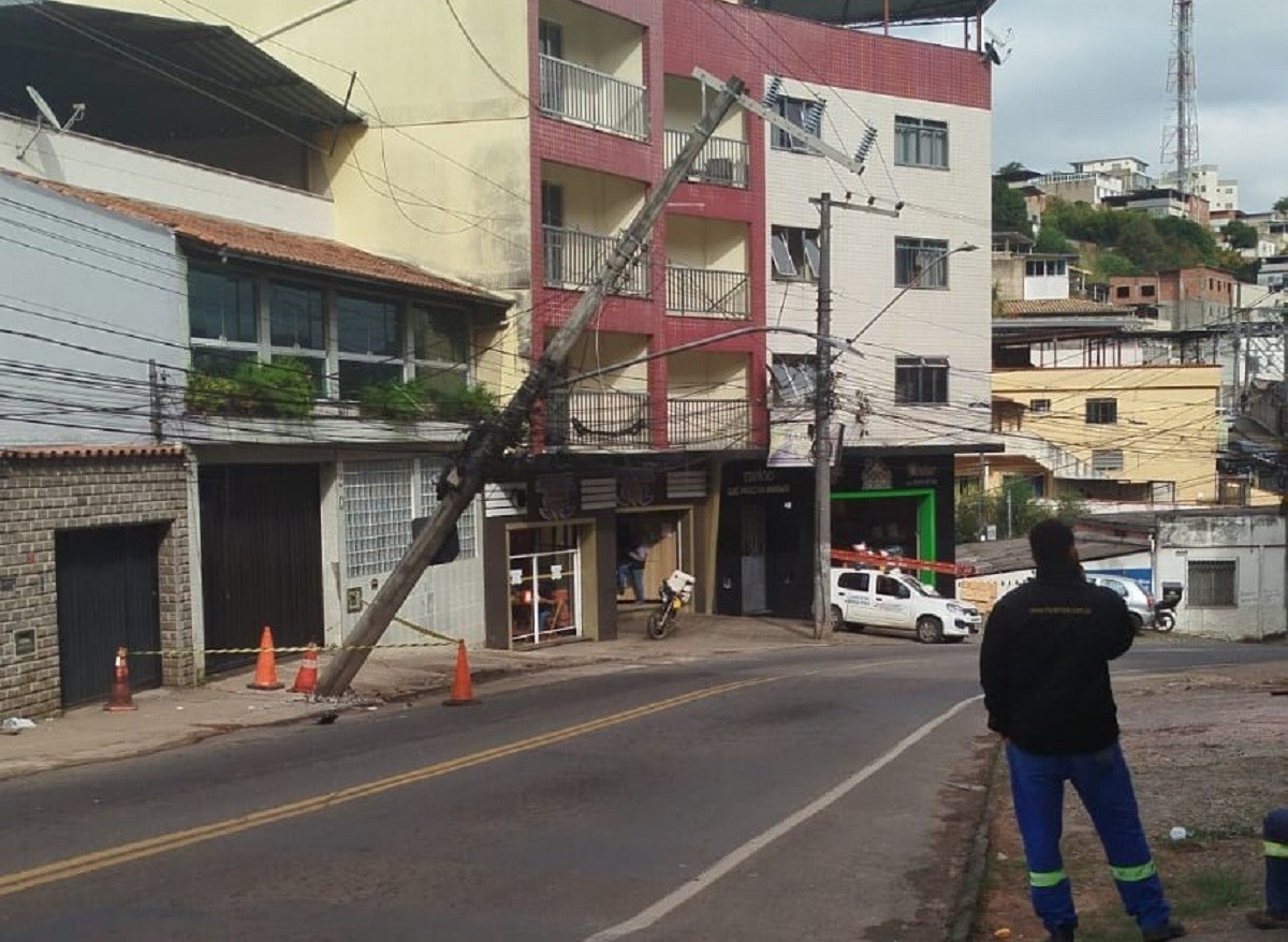 Em 24 horas, dois carros batem em postes em Juiz de Fora