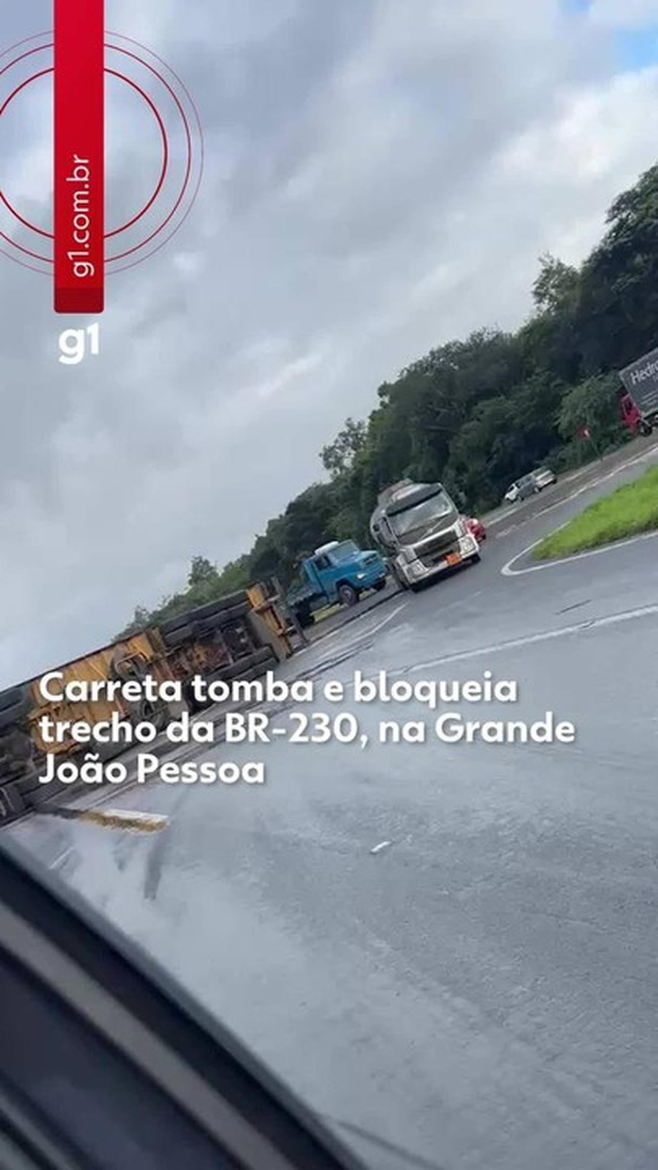 Carreta tomba e bloqueia duas faixas da BR-230, na Grande João Pessoa