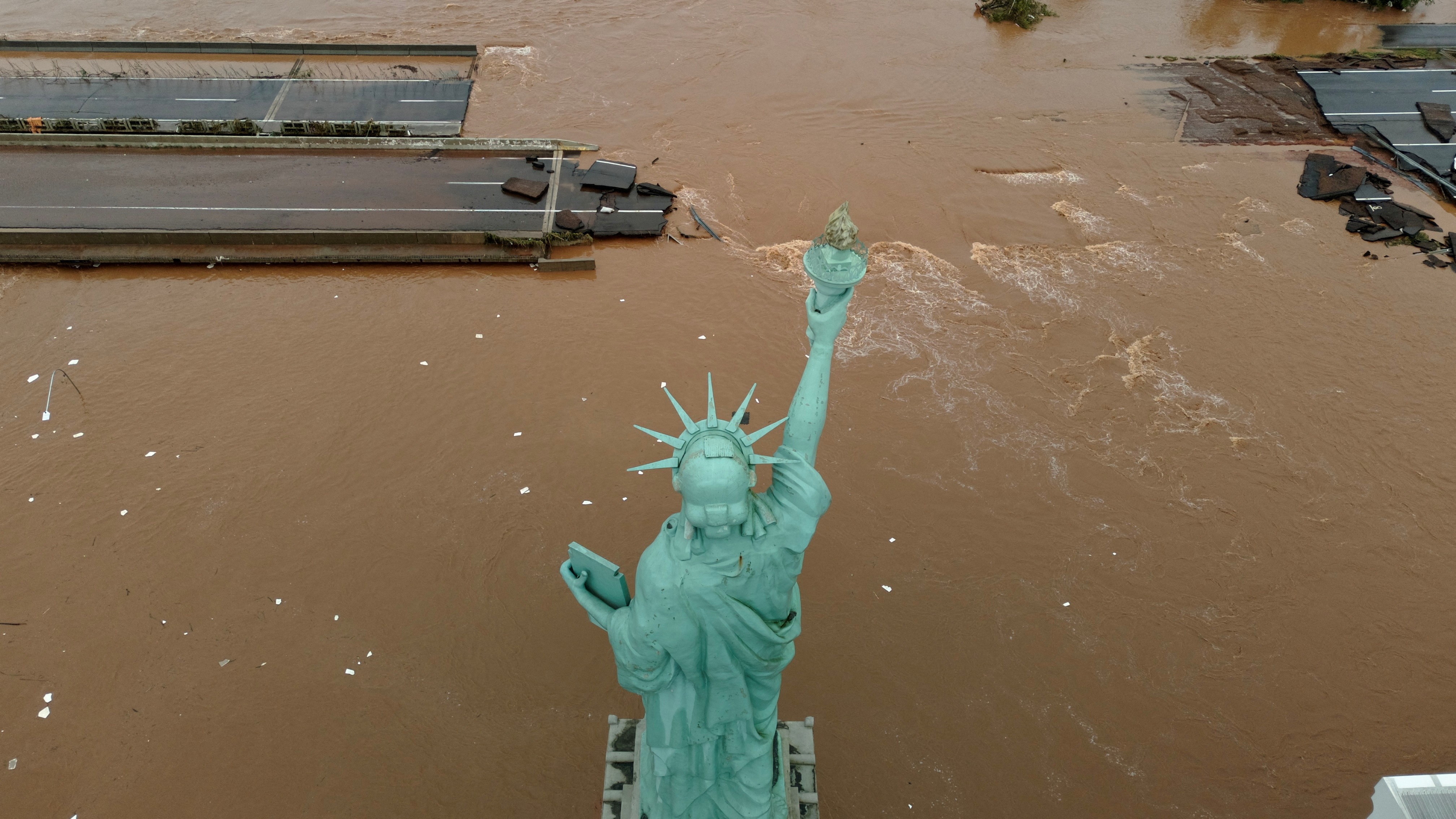 Imagem aérea mostra área de enchente em Lajeado, Rio Grande do Sul — Foto: Jeff Botega/Agencia RBS via REUTERS