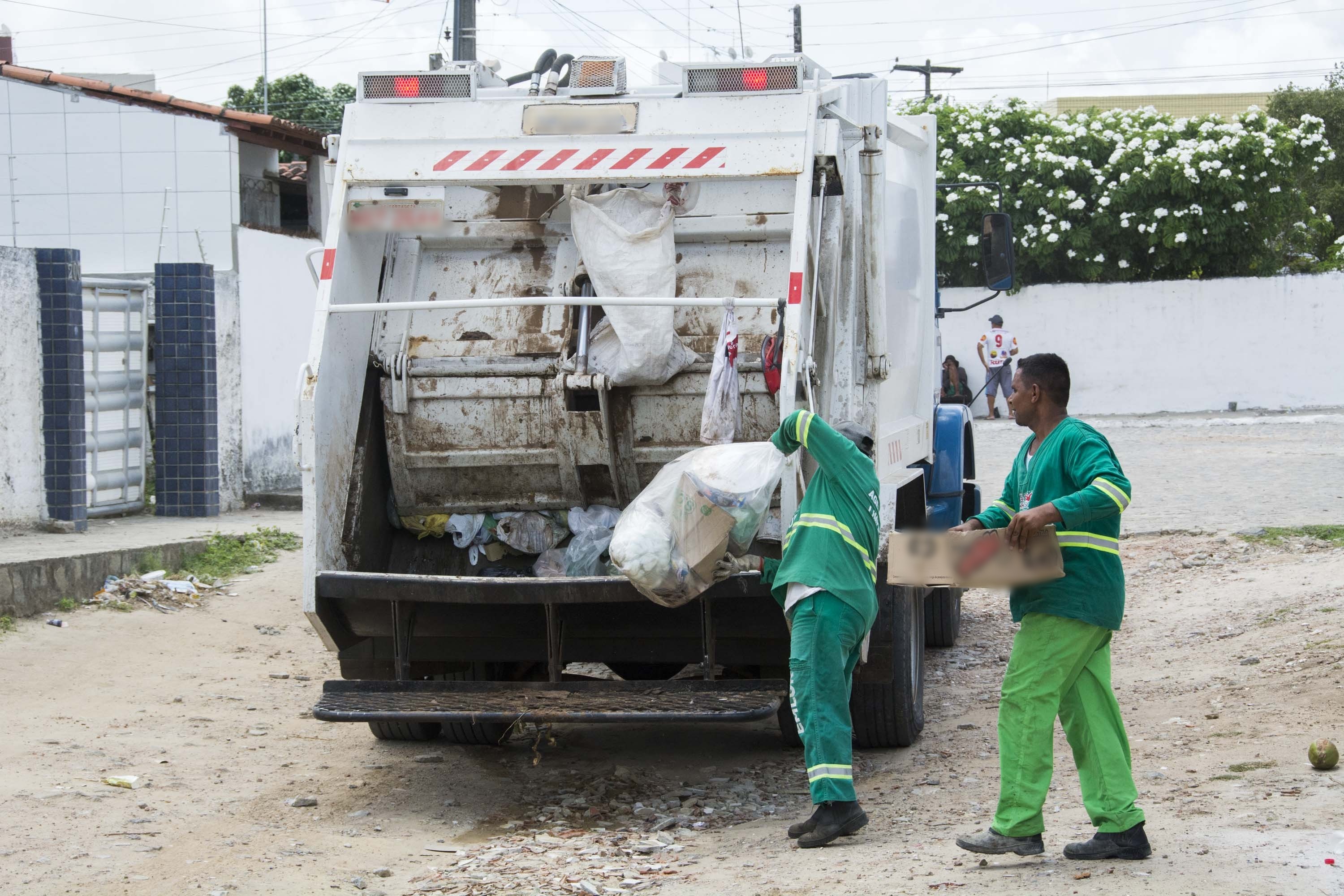 Around 600 workers are affected by suspected discounts on consignments not passed on by a waste company in João Pessoa