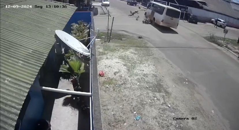 Na Zona Oeste de Macapá, mototaxista é arremessado ao bater em micro-ônibus; VÍDEO