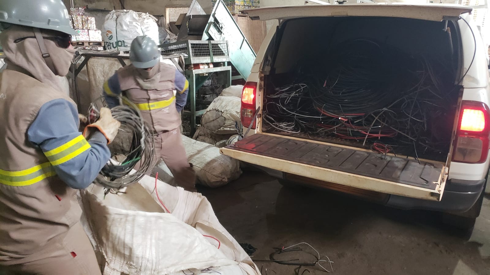 Operação 'Eletro Alvo': gerente de sucataria é conduzido à delegacia e cabos de cobre são apreendidos
