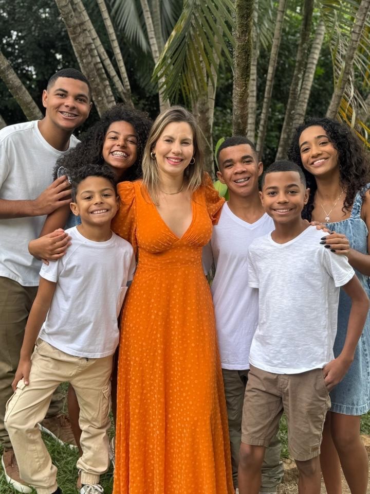 Mãe de seis por adoção, influenciadora conta os desafios até construir o vínculo: ‘O amor sozinho não basta’