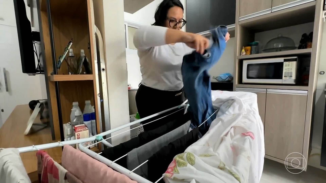 Tempo úmido e falta de sol aumentam procura por lavanderias e alternativas para secar roupas em casa no Centro-Sul