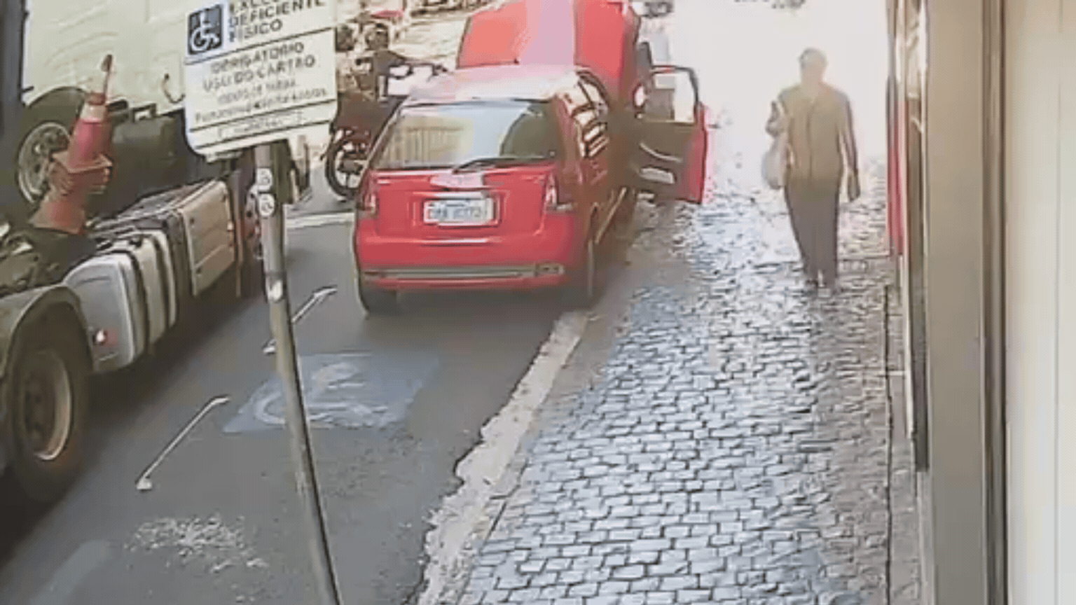 VÍDEO: Caminhão passa por cima de motocicleta com pai e filha na avenida Afonso Pena, em Uberlândia