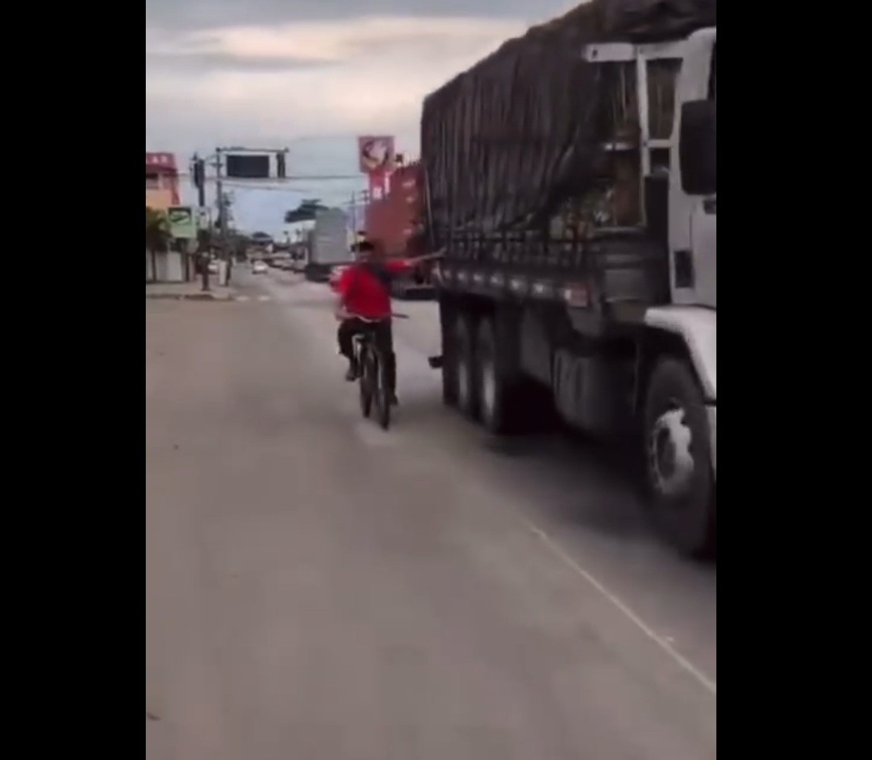 Ciclista é flagrado sendo puxado por caminhão na BR-101, em Campos; vídeo mostra risco de imprudência no trânsito