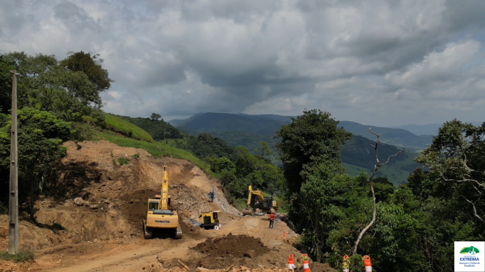 Extrema realiza alargamento de importante estrada no Bairro Pitangueiras