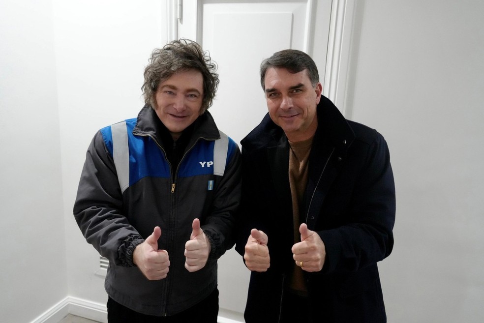 Javier Milei posta foto com Flávio Bolsonaro em 29 de junho de 2026 — Foto: Reprodução/@OPRArgentina/Redes Sociais