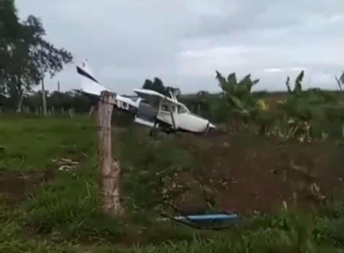 Avião faz pouso forçado e não consegue decolar de fazenda na Grande Natal