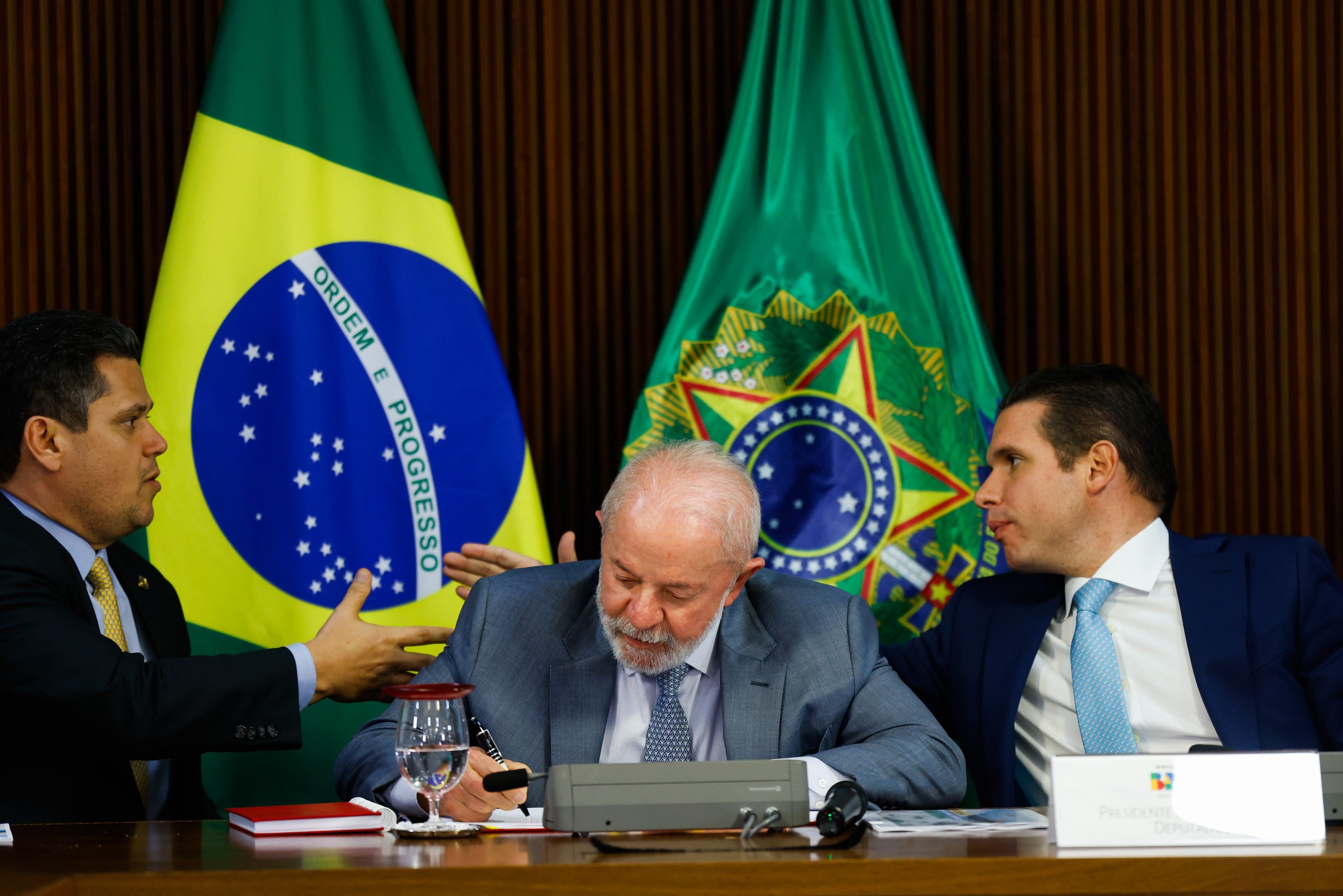 Moraes suspende decretos de Lula e decisão do Congresso sobre IOF; e determina audiência de conciliação