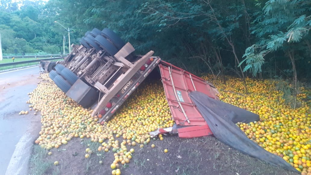 Caminhão com 20 toneladas de laranja tomba em avenida de Matão