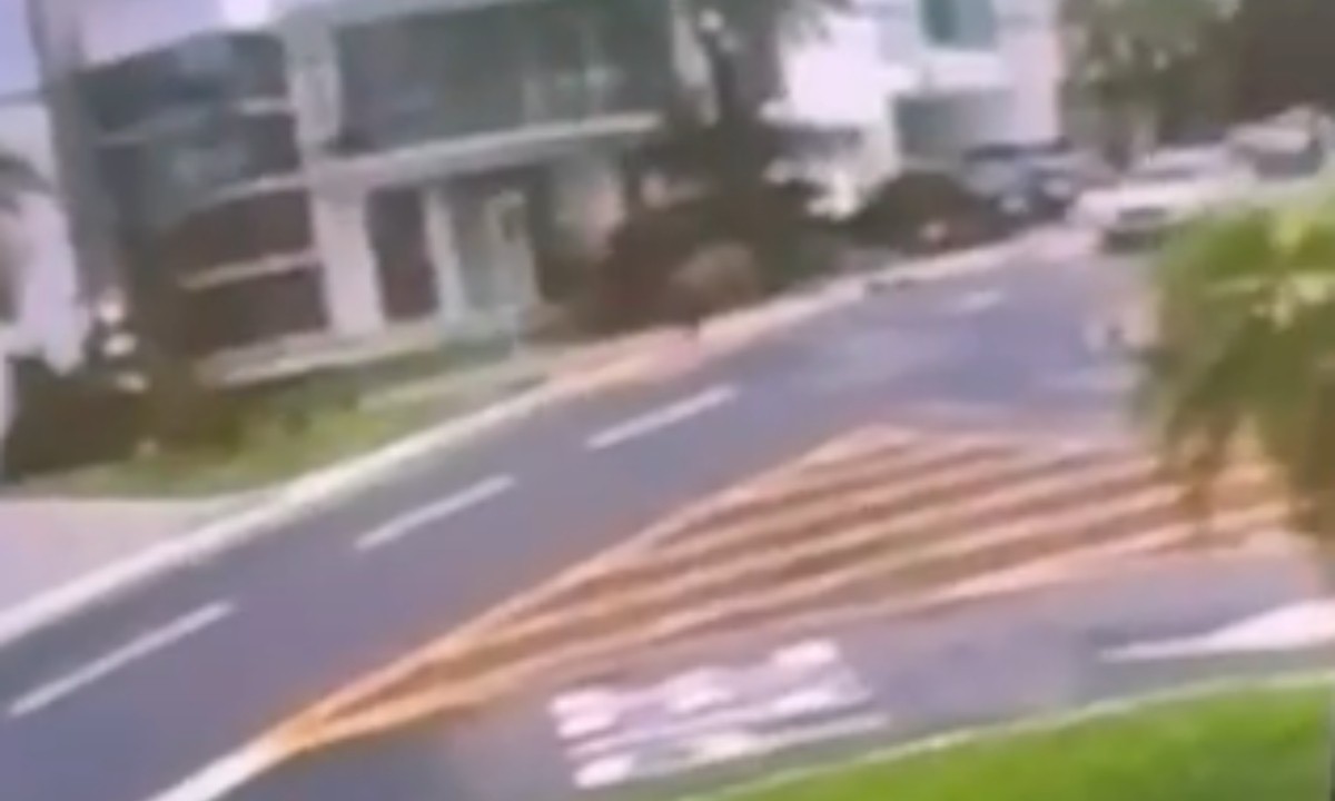 Vídeo mostra momento em que educadora Ângela Bulbol é atropelada em condomínio de Manaus; ASSISTA