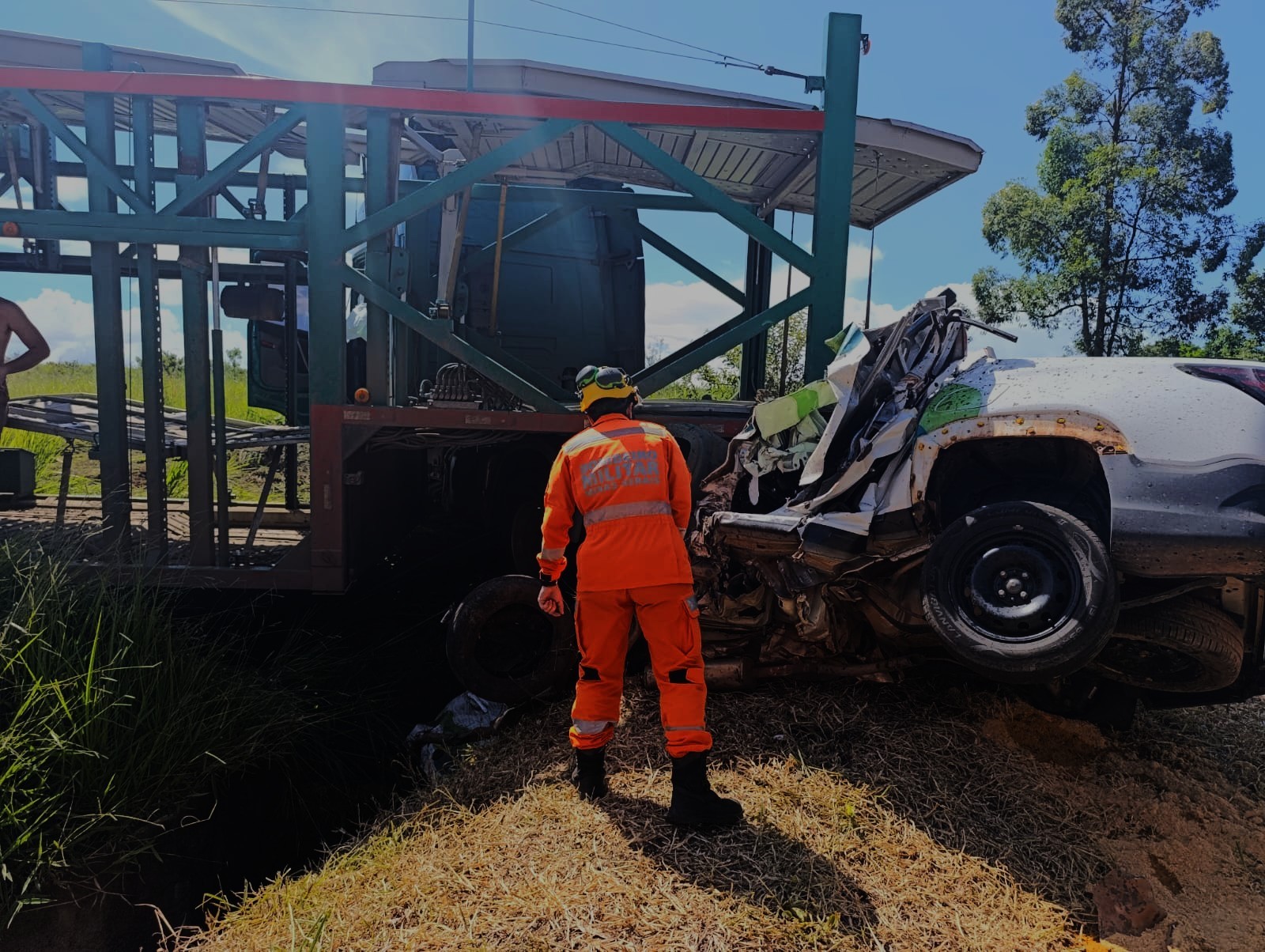 Jovem morre preso às ferragens após batida frontal com caminhão em MG