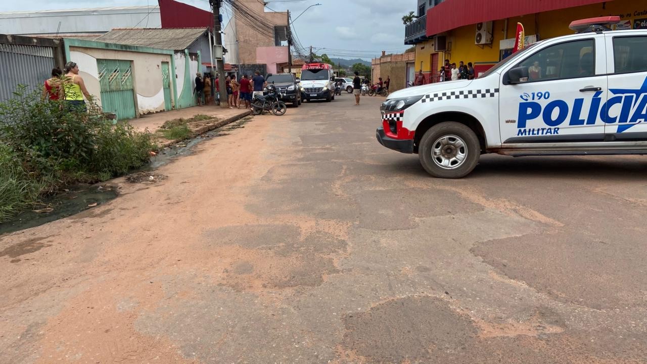 Padrasto é morto a facadas pelo enteado após briga familiar no bairro Aeroporto Velho; suspeito teria agido para defender a mãe