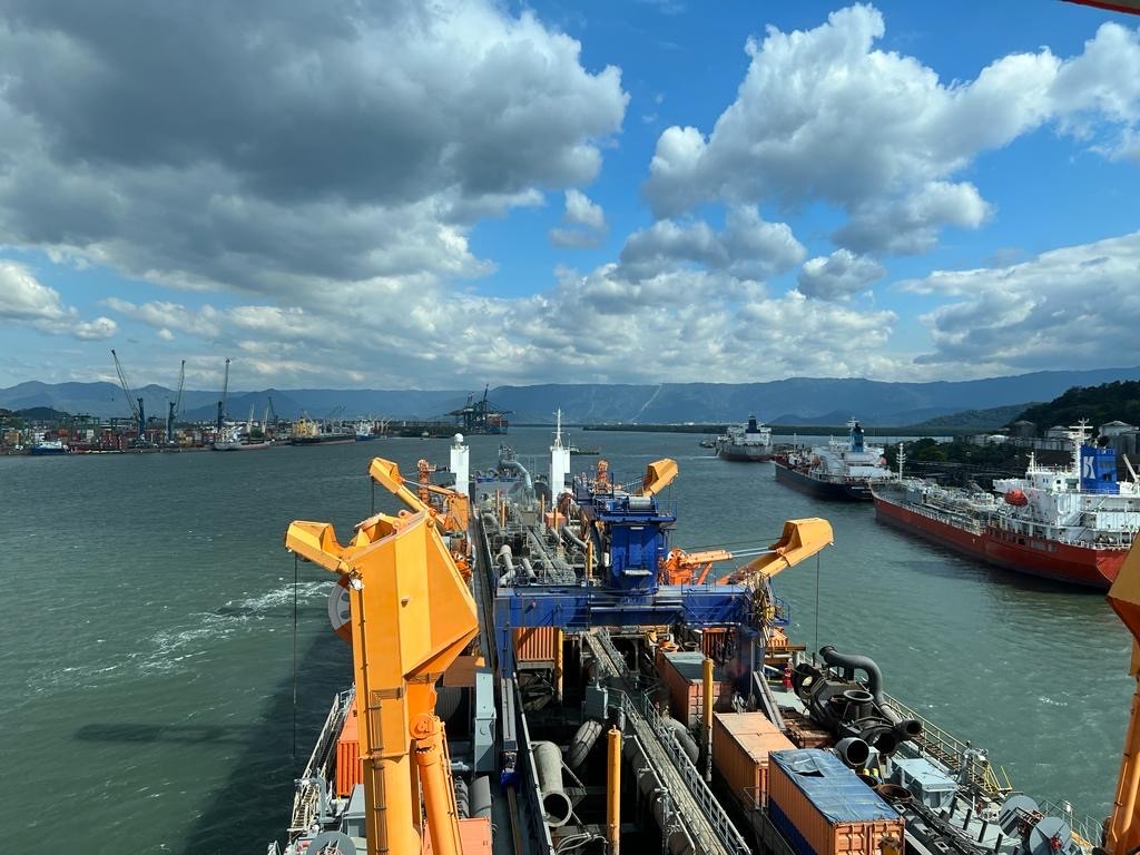Canal do Porto de Santos passa por dragagem de manutenção para garantir profundidade de 15 metros