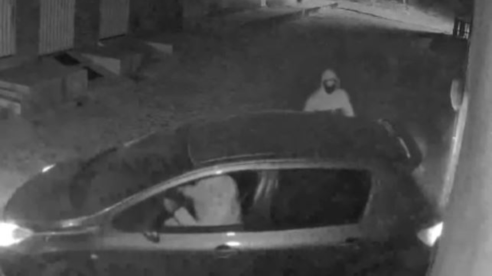 Criminosos arrombam portão de casa com carro, invadem o local gritando 'polícia' e matam jovem no Ceará