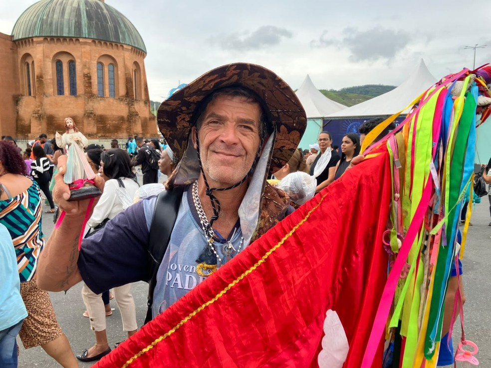 O pedreiro Valdecir Gilberto caminhou 46 km de Taubaté até Aparecida para agradecer a Nossa Senhora pela vida. — Foto: Lucas Tavares/g1