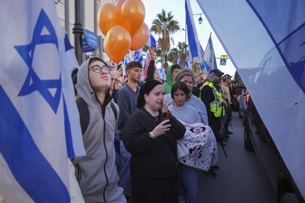 Israelenses se emocionam durante comboio — Foto: AP Photo/Ariel Schalit