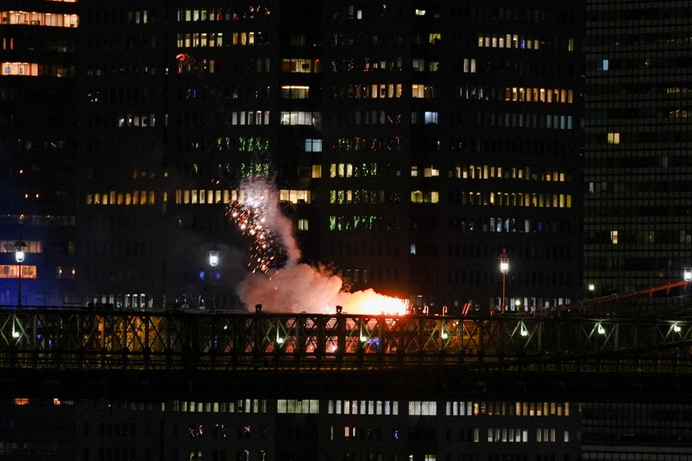 Incêndio na Ponte do Brooklyn, em Nova York, durante queima de fogos dos 250 anos de independência dos EUA em 4 de julho de 2026. — Foto: REUTERS/Angelina Katsanis