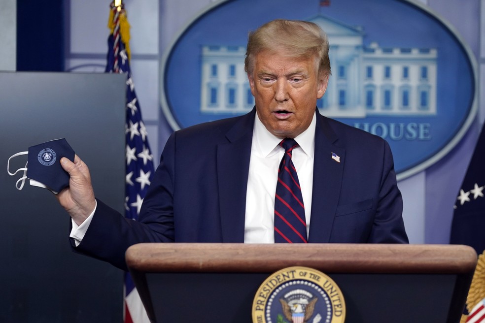 Donald Trump, presidente dos EUA, mostra máscara em discurso na Casa Branca nesta terça (21) — Foto: Evan Vucci/AP