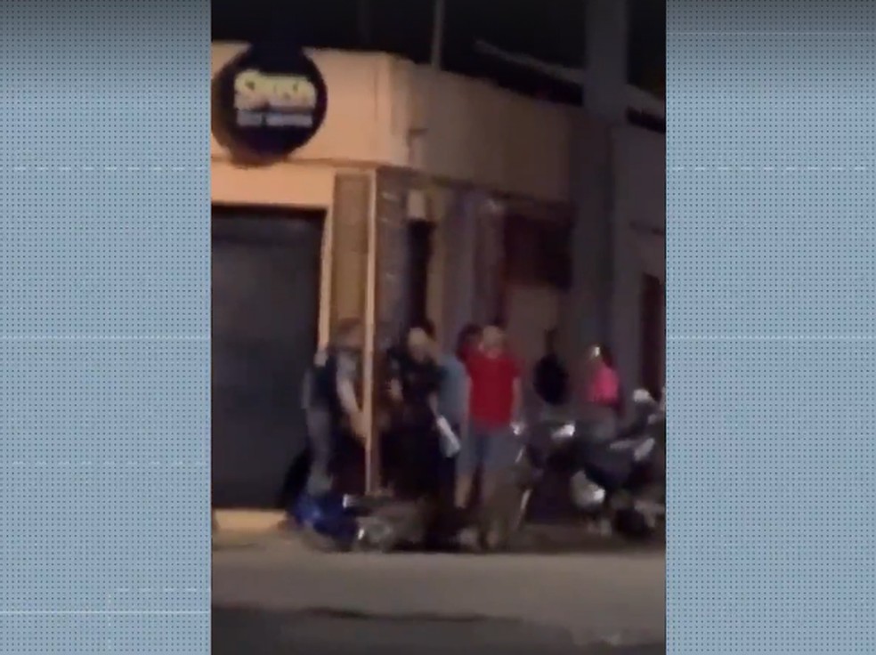 O PM foi flagrado agredindo um jovem durante uma abordagem policial na cidade de Presidente Dutra, no MA. — Foto: Reprodução/TV Mirante