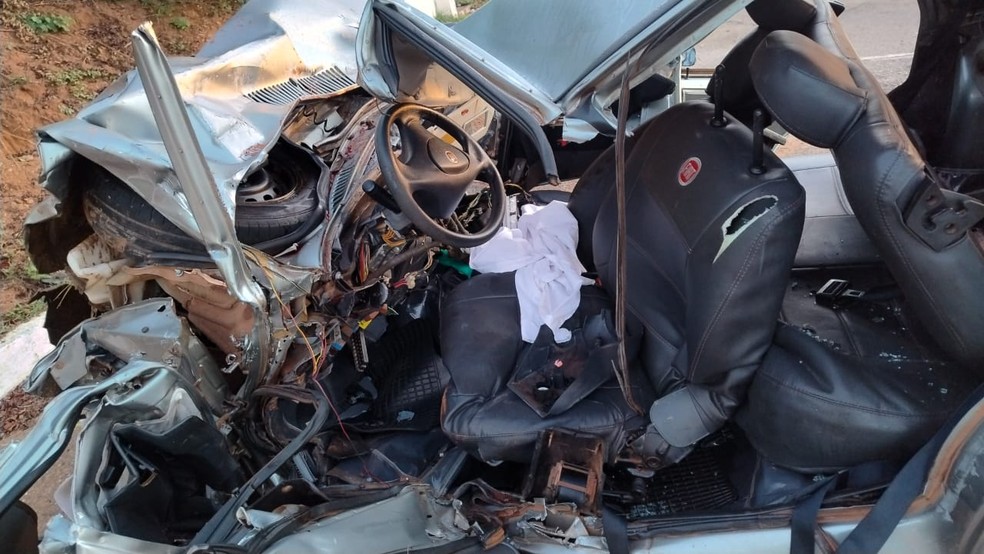 Carro em que a vítima estava ficou destruído após acidente — Foto: Divulgação