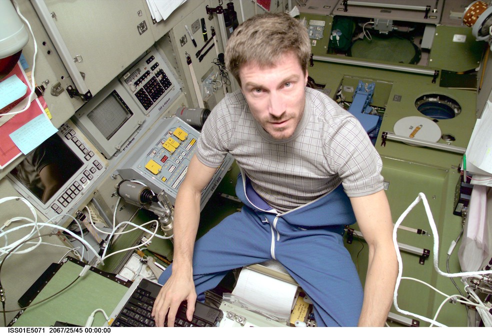 O cosmonauta Sergei K. Krikalev, engenheiro de voo da Expedição 1, trabalha em uma estação de computador no Módulo de Serviço Zvezda a bordo da Estação Espacial Internacional (ISS), em órbita da Terra. 2001. — Foto: NASA