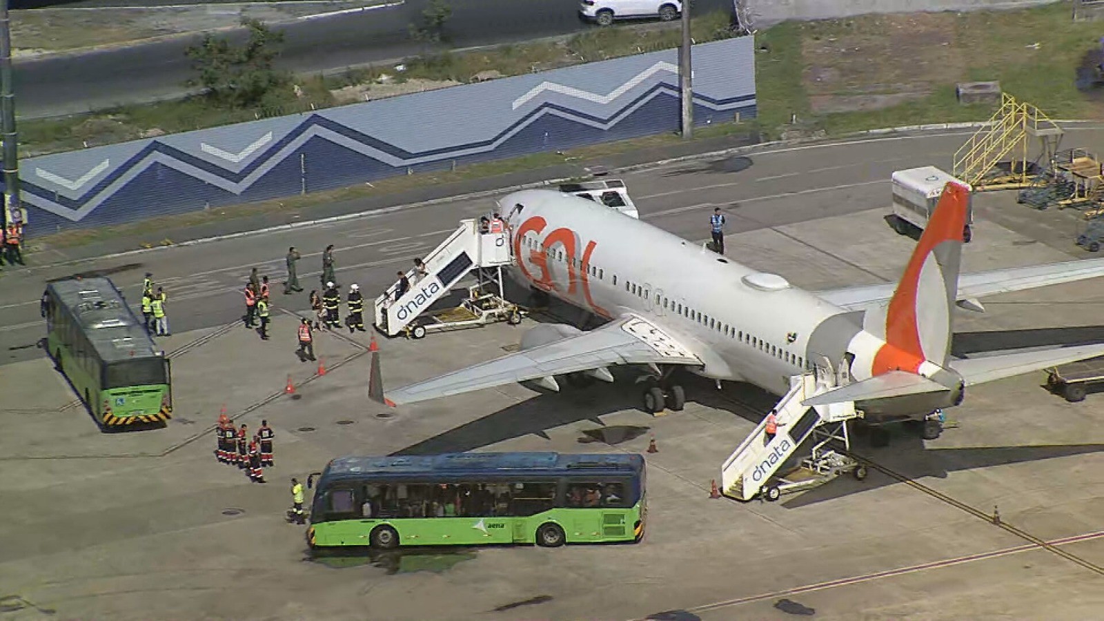 'Todo mundo começou a gritar e a se desesperar', diz passageiro após motor de avião pegar fogo após colisão com pássaro no Grande Recife
