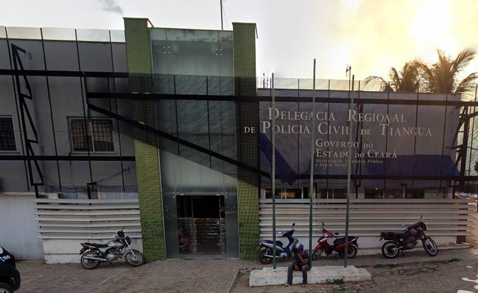 Suspeita de matar a própria mãe foi levada para Delegacia Regional de Polícia Civil de Tianguá, onde foi autuada em flagrante por homicídio doloso. — Foto: Reprodução/Google Street View