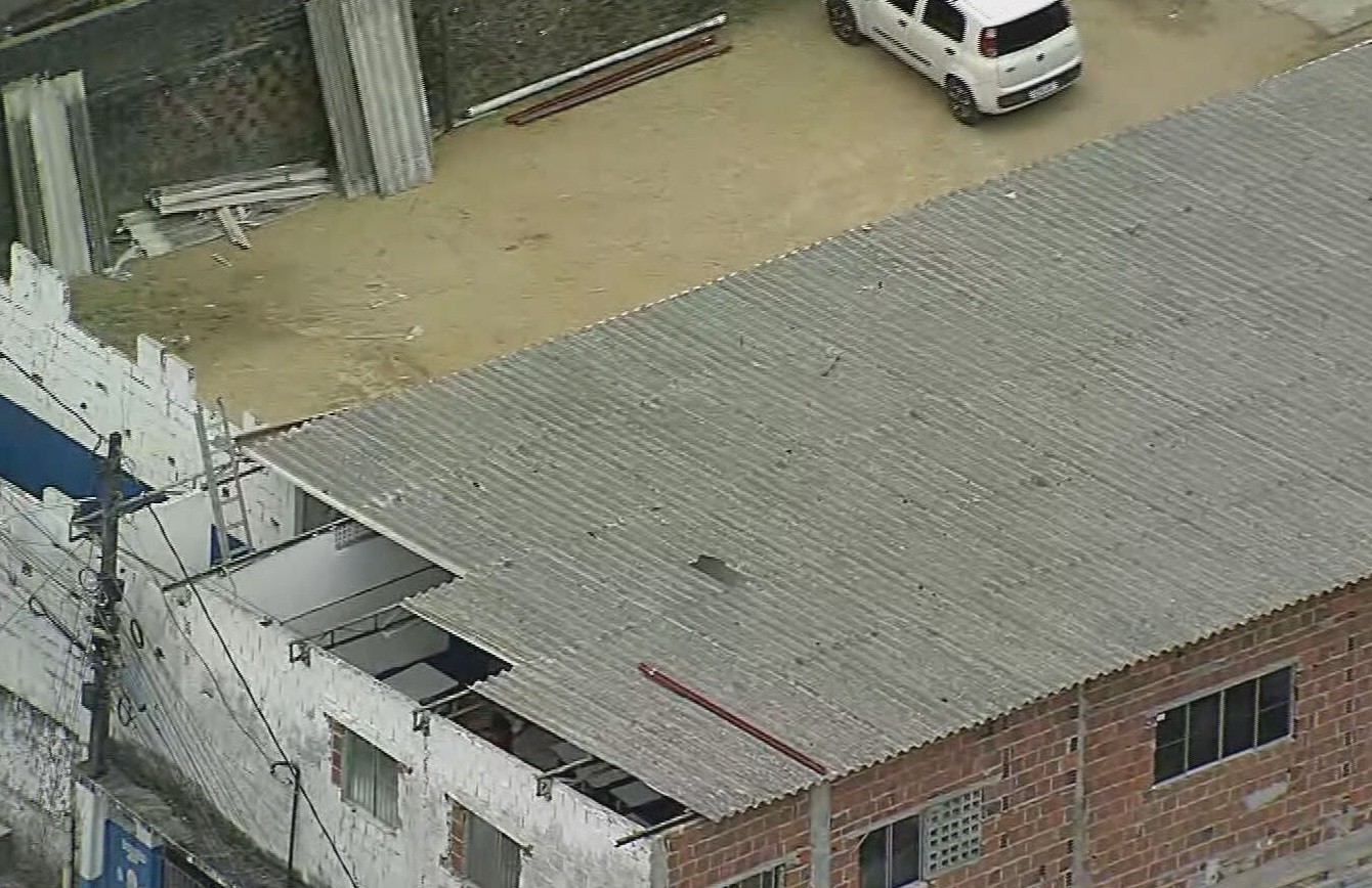 Teto de escola municipal é arrancado por vento forte durante aula; vídeo mostra como ficou local