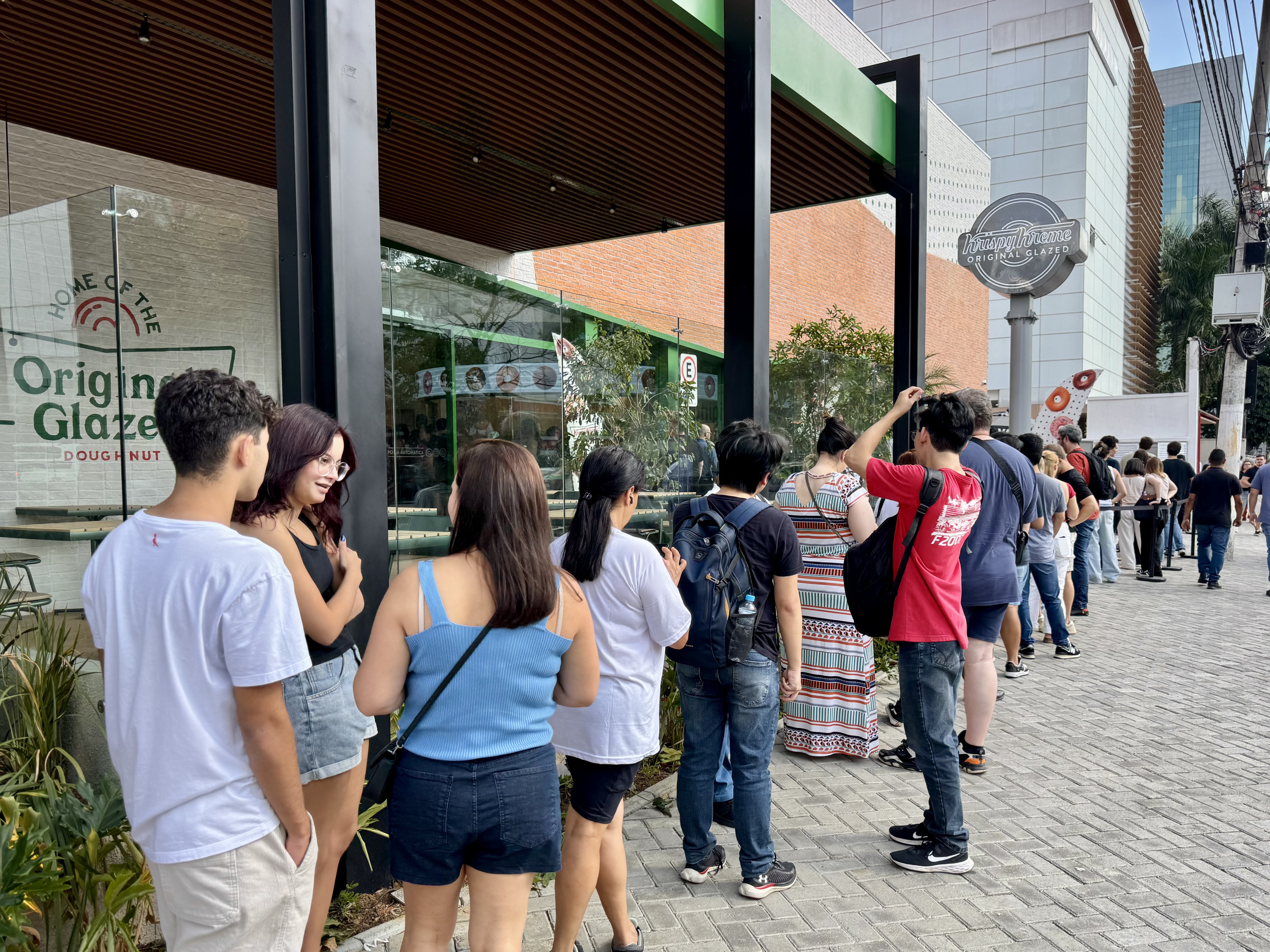 'Queria reviver o gostinho da Disney': loja de donuts dos EUA chega a SP com filas de 4 horas e valet de até R$ 60