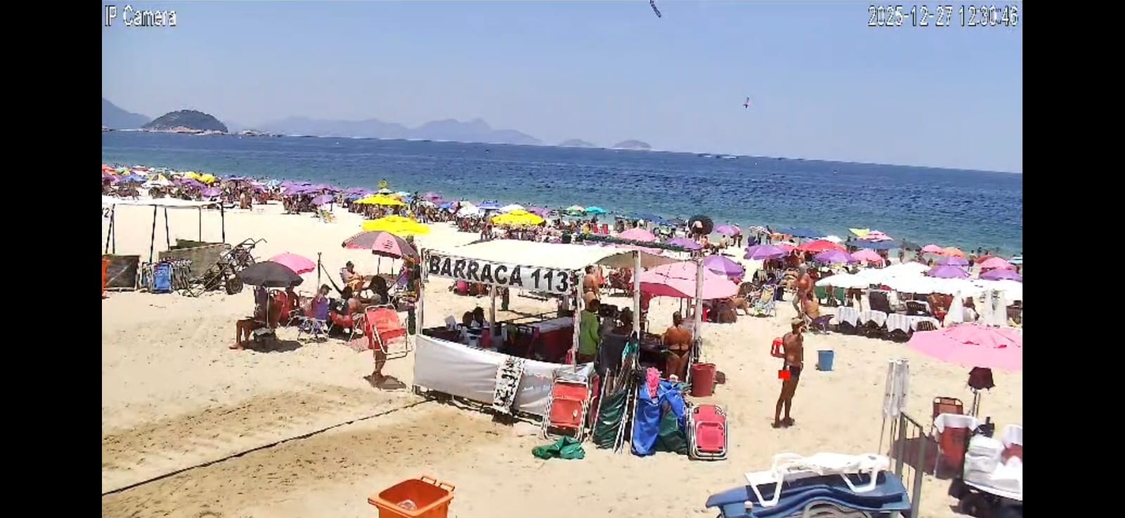 Imagem mostra queda de avião que fazia propaganda na Praia de Copacabana