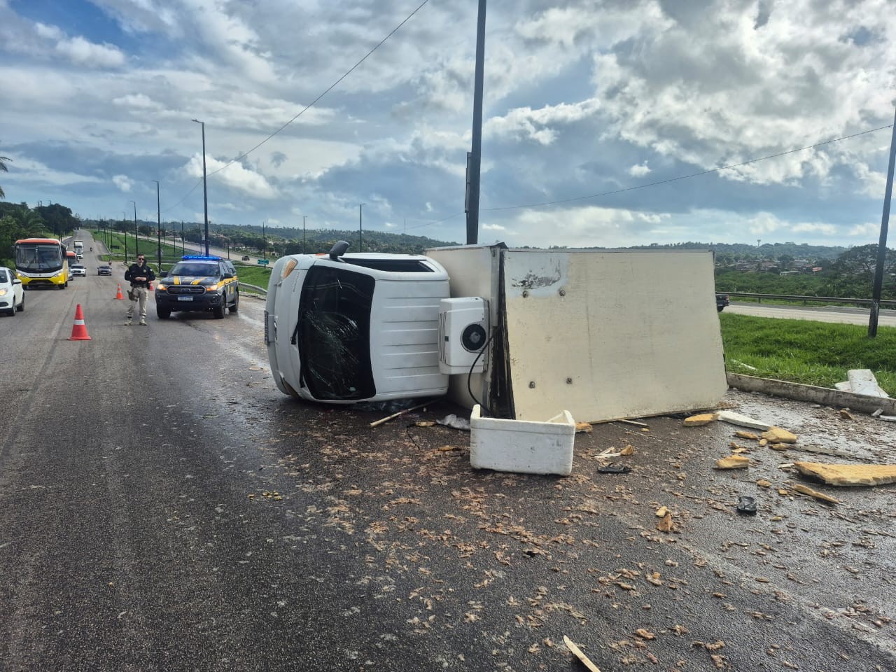 Caminhão tomba na BR-101 e tem carga de camarão saqueada; VÍDEO