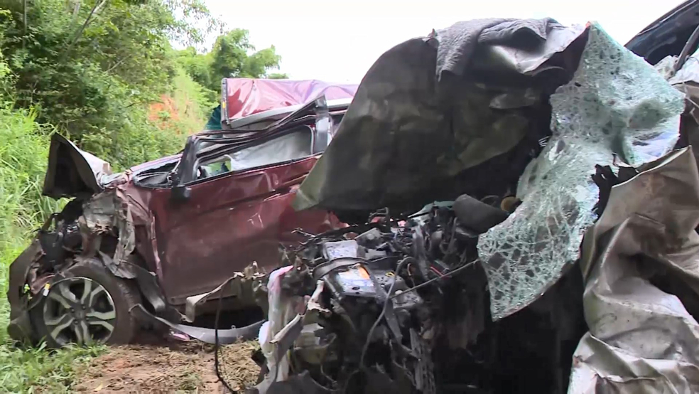 Carros ficaram totalmente destruídos após acidente na BR-101 no Sul do Espírito Santo — Foto: Reprodução/TV Gazeta