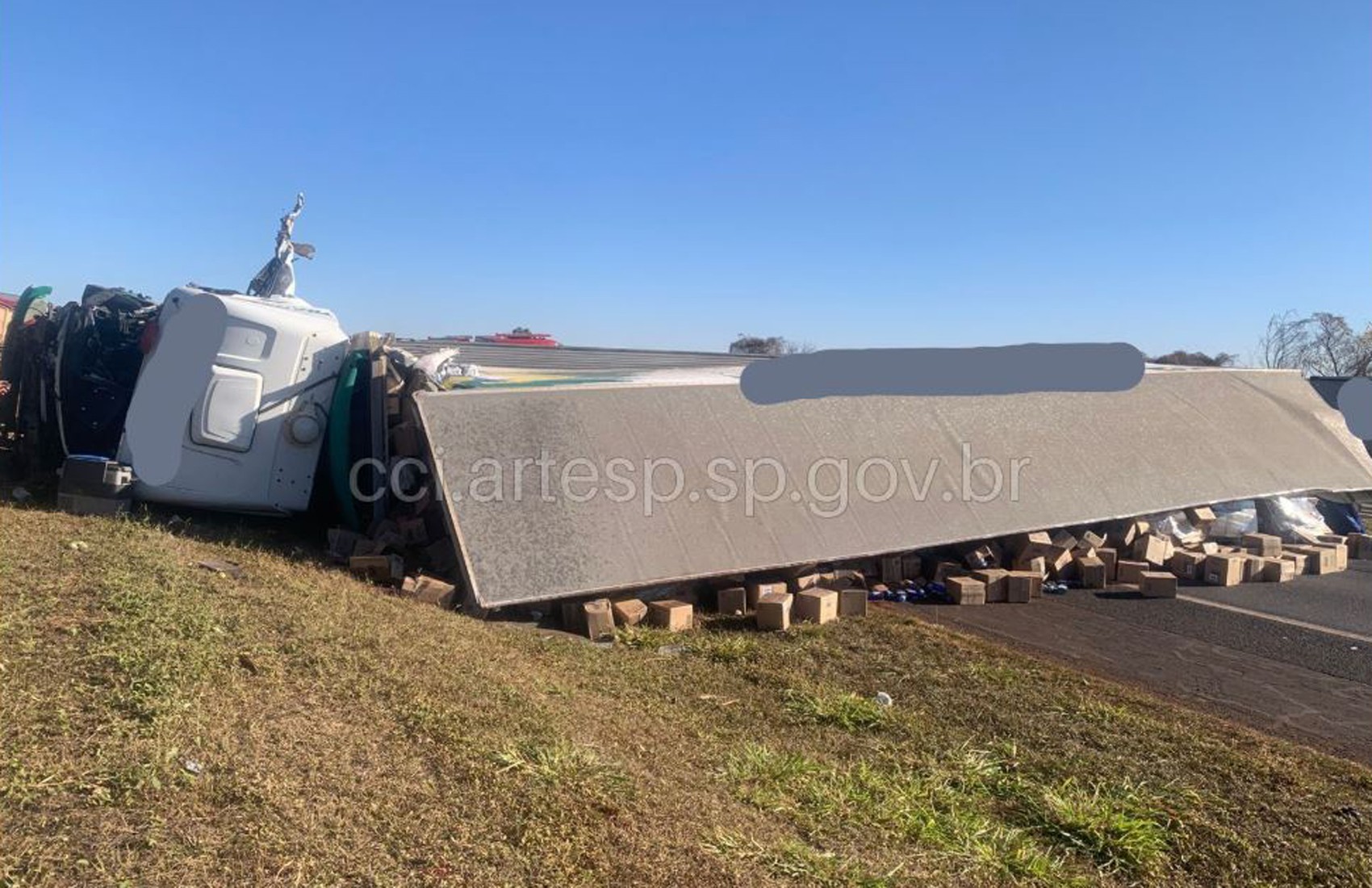 Carreta com desinfetantes tomba e interdita Rodovia Anhanguera em Ituverava, SP