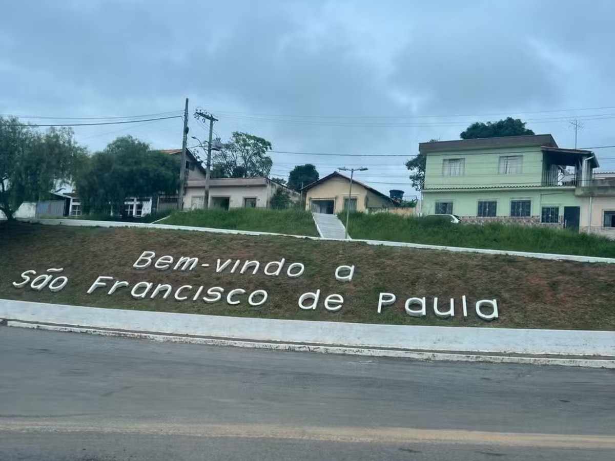 Mulher morre e namorado fica ferido em ataque a tiros na porta de casa em MG